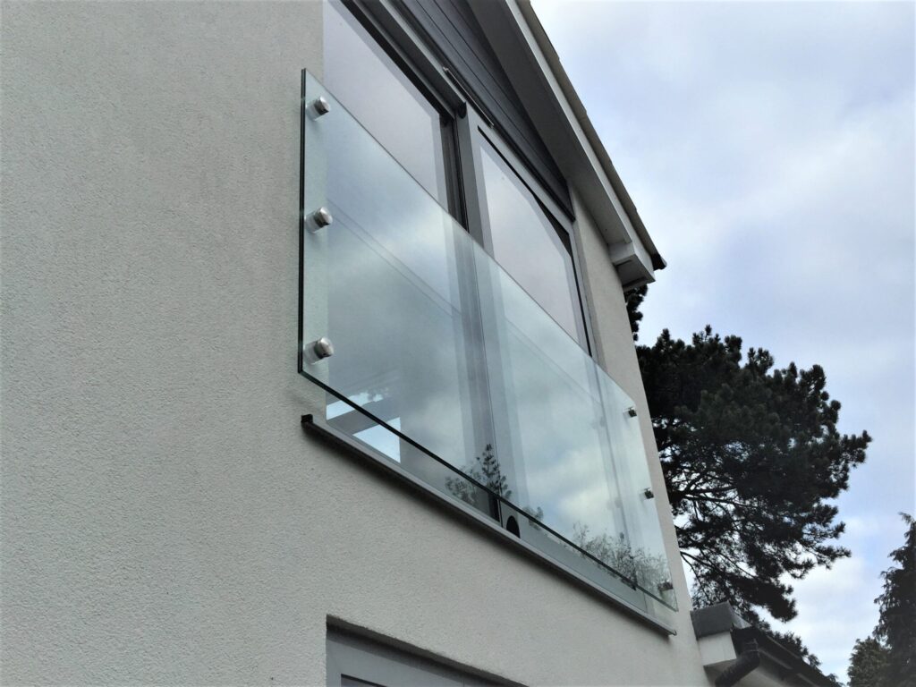 شیشه بالکنی | کاربردهای شیشه بالکنی | انواع و نصب و قیمت شیشه بالکنی | ناطقی گلس