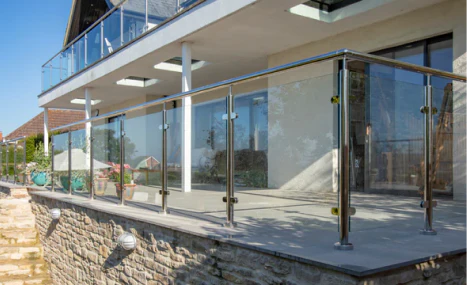 شیشه بالکنی | کاربردهای شیشه بالکنی | انواع و نصب و قیمت شیشه بالکنی | ناطقی گلس