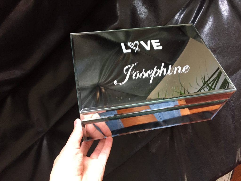 حکاکی روی آینه | حکاکی روی آینه چیست؟ | کاربردهای حکاکی روی آینه | ناطقی گلس