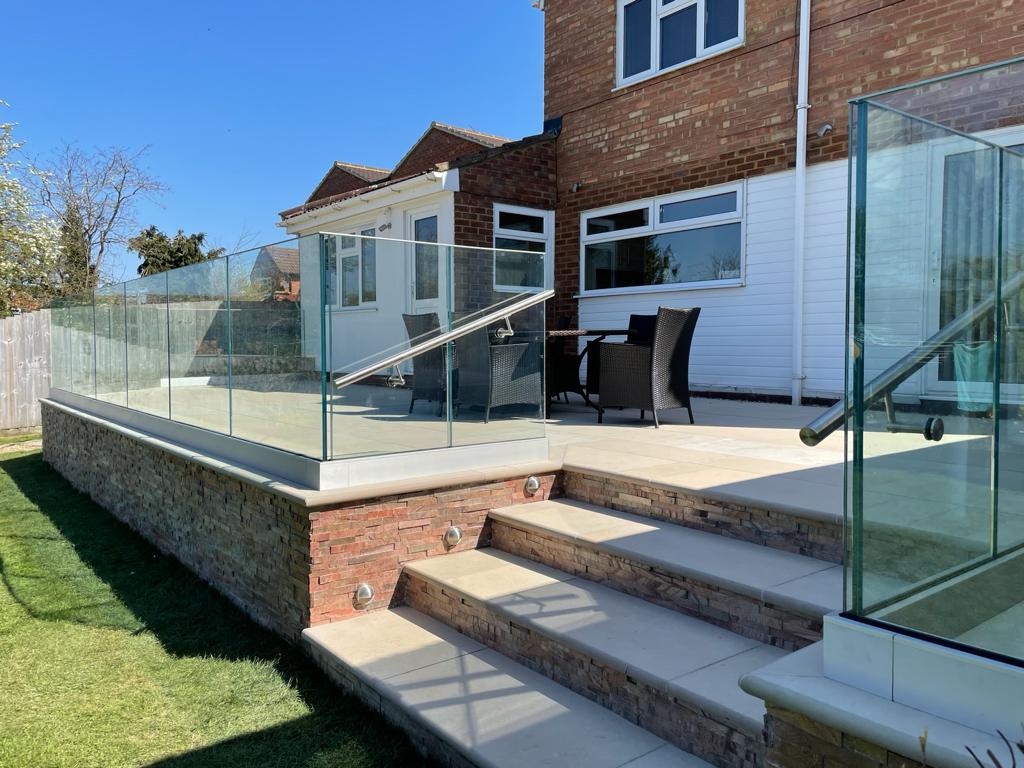 شیشه فریم لس | شیشه بدون قاب | قیمت و نصب شیشه فریم لس | ناطقی گلس